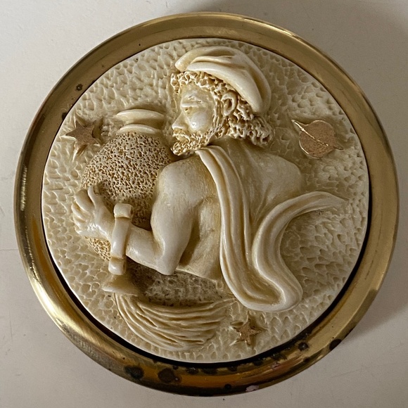 Stuart Houghton I AQUARIUS I Zodiac Paperweight - Picture 13 of 16